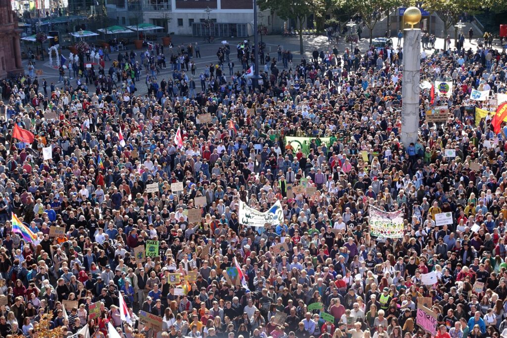 El Despertar del Gigante: Cómo la Juventud está Rediseñando el Tablero Político planetmallika protest 4499802 1920